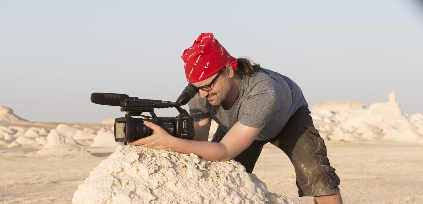 flo001 Florian Werner in der Weißen Wüste beim Filmen